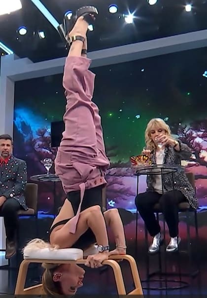 Evangelina Anderson sorprendió con una pose de yoga en el programa Los 8 escalones