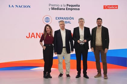 Evangelina Fernández, gerente zonal de Galicia, Matías Barbieri y Ariel González Managings Directors de Janus y
Martín Castelli, presidente de Blue Star Group -Todomoda e Isadora-