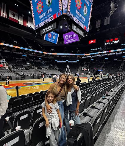Evangelina junto a sus hijas Lola y Emma