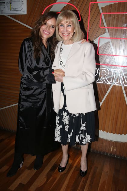 Evangelina, orgullosa del trabajo de su hija sobre el escenario, posó junto a ella para las cámaras