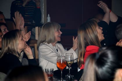 Evangelina Salazar fue a ver a su hija Julieta Ortega en la obra Sex y, pese a admitir que le costó sentirse cómoda en un principio, luego se mostró animada y divertida