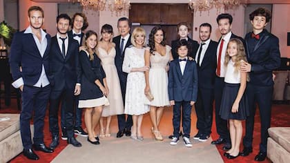 Evangelina y Palito Ortega junto a sus hijos y nietos