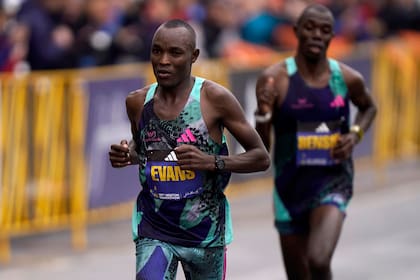 Evans Chebet, el campeón de Kenia, aventaja a su compatriota Benson Kipruto en la Maratón de Boston