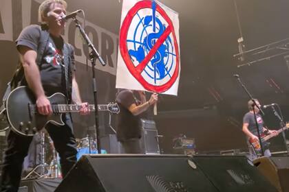 Evaristo levanta una bandera contra la OMS en uno de los recitales que La Polla Records dio en el País Vasco el fin de semana pasado