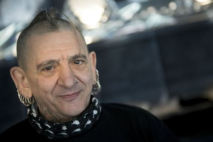 Evaristo, un mito viviente del punk español, está a punto de salir de gira con su histórica banda