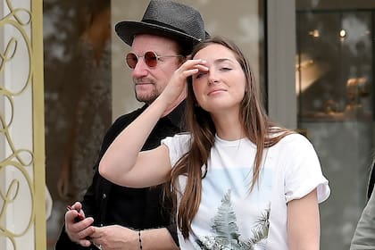 Eve Hewson en 2019 junto a su padre, Bono, quien al principio no quiso saber nada con que ella se convirtiera en actriz