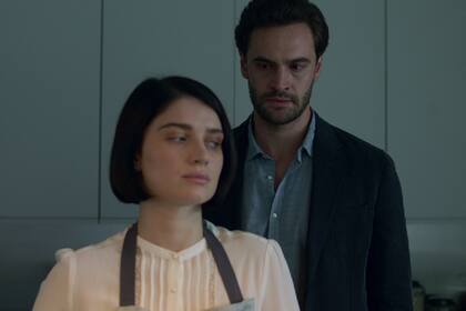 Eve Hewson junto a Tom Bateman, en una escena de la miniserie británica Detrás de sus ojos