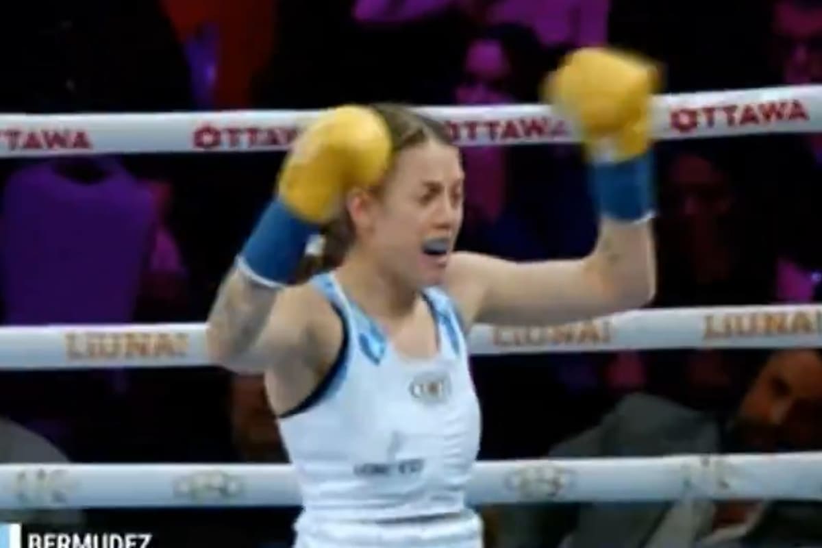 Evelin Bermúdez festeja el triunfo ante la canadiense Sara Bailey por KOT en el primer round