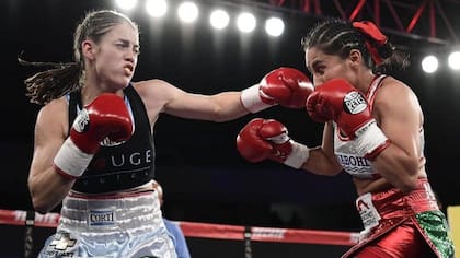 Evelin Bermúdez, y una escena de su combate ante Silvia Torres
