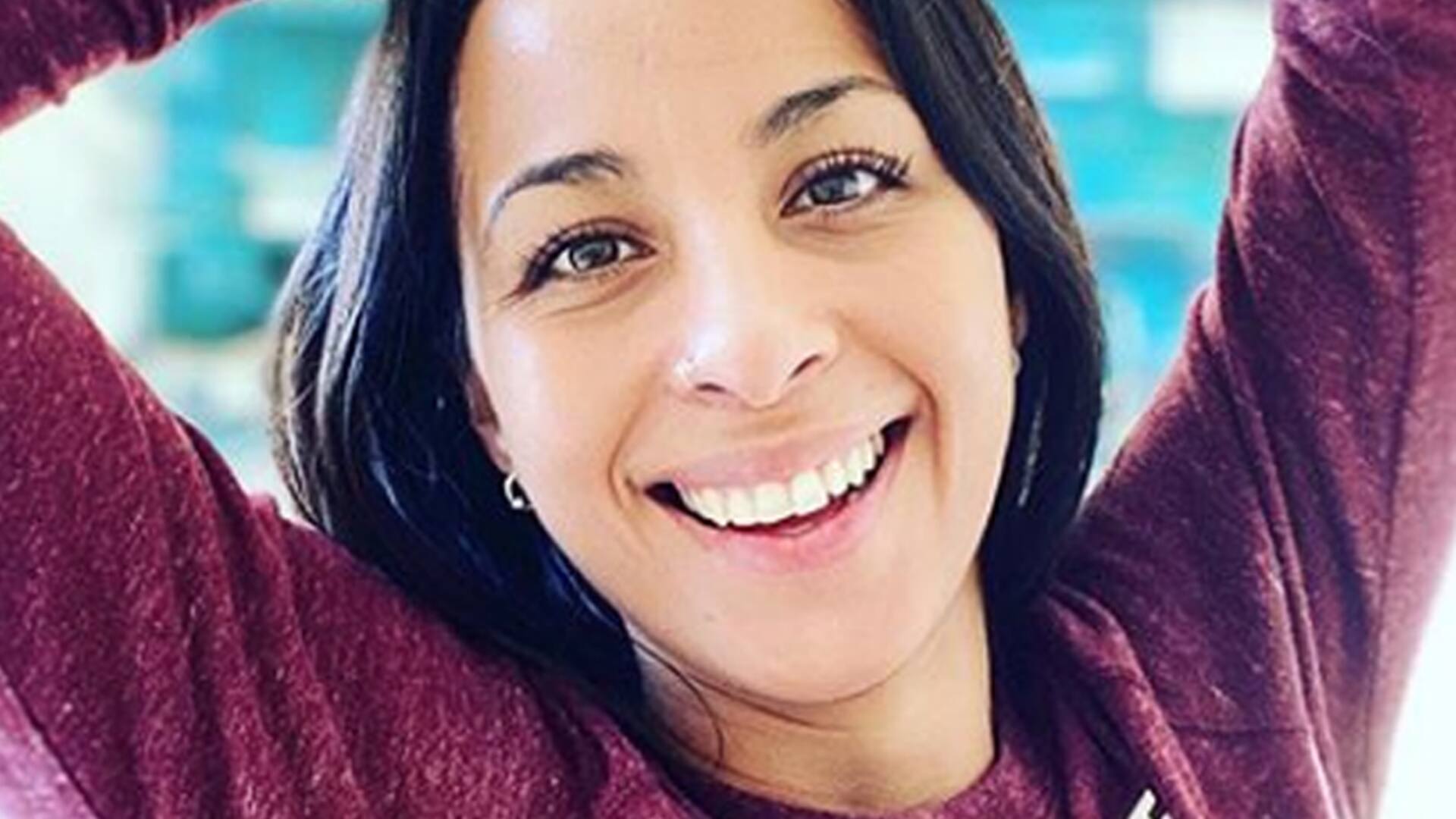 Evelina Cabrera en el living de su casa