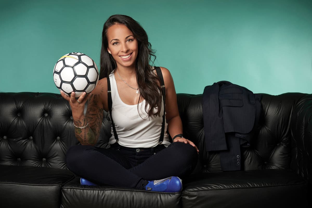 Evelina Cabrera y la pelota, al frente del fútbol femenino