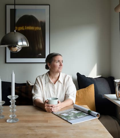 Evelina elige con mucho cuidado cada objeto y mueble para su casa.