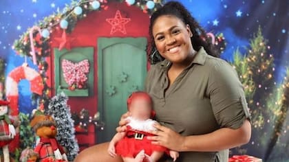 Evelyn con su hija cuando compartía su rutina de maternidad en las redes sociales.