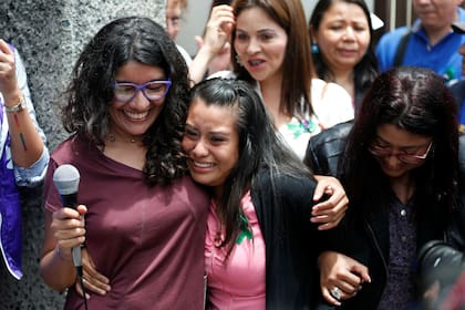Evelyn Hernández, quien fue sentenciada a 30 años de prisión por un presunto aborto, abraza a la activista Mariana Moisa después de ser absuelta en una audiencia en Ciudad Delgado, El Salvador, 19 de agosto de 2019