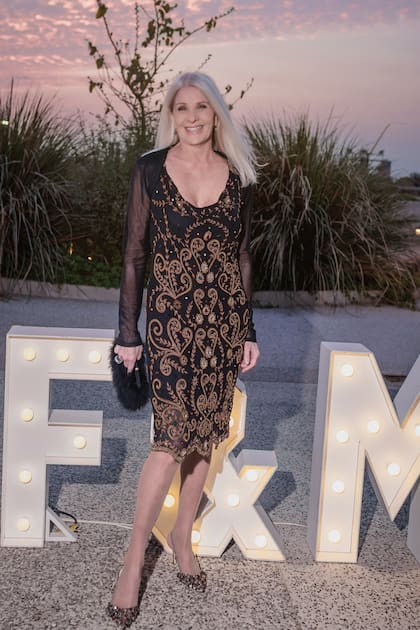 Evelyn Scheidl llevó un vestido bordado