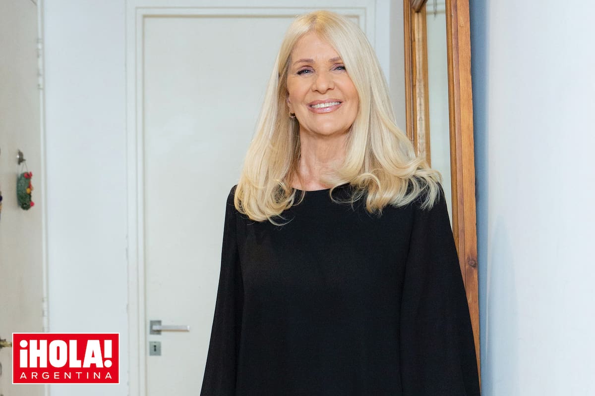 Evelyn Scheidl posa en su departamento y aclara que no es tan grande como su anterior hogar que se incendió en 2014. “Ahora estoy chocha acá sola, pero cuando vienen todos, la casa nos queda chica”.