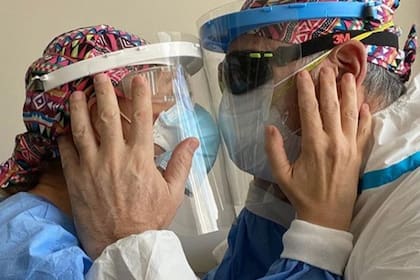 Evelyn Von Brocke y su marido, Juan Viaggio, dieron positivo en coronavirus y están aislados mientras transitan la enfermedad