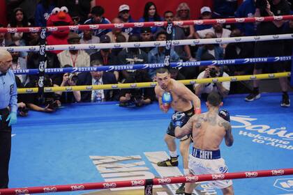 Evento de boxeo en Times Square termina con sorpresa: Romero vence a Garcia. Haney y López ganan