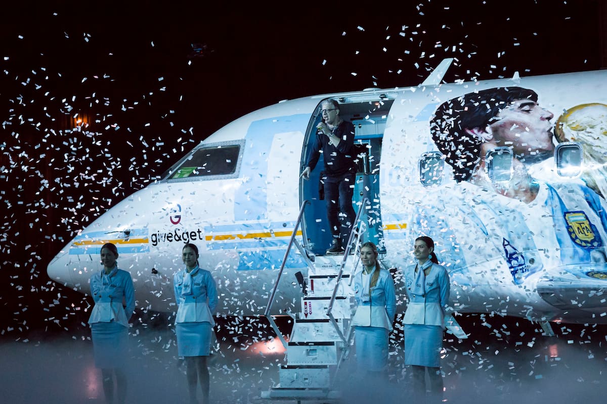 Evento de presentacion del avión Tango Dios, en el aeropuerto de Morón.