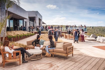 Evento en el deck de Bodega Garzón, que se destaca por su compromiso con la sustentabilidad