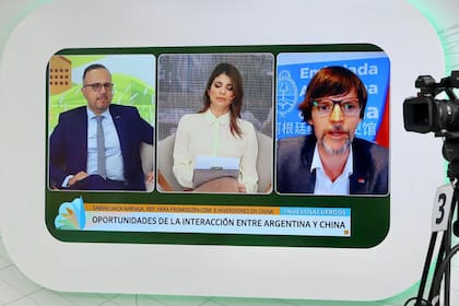 Antonio Aracre (Syngenta), Eleonora Cole (LN+) y Sabino Vaca Narvaja, representante especial para la Promoción Comercial e Inversiones de la Embajada argentina en la República Popular China
