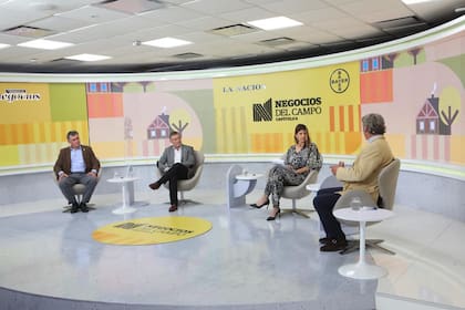 Carlos Achetoni (FAA), Elbio Laucirica (Coninagro), la periodista Eleonora Cole y Nicolás Pino (SRA) en la sexta edición de "Negocios de Campo", organizado por LA NACION
