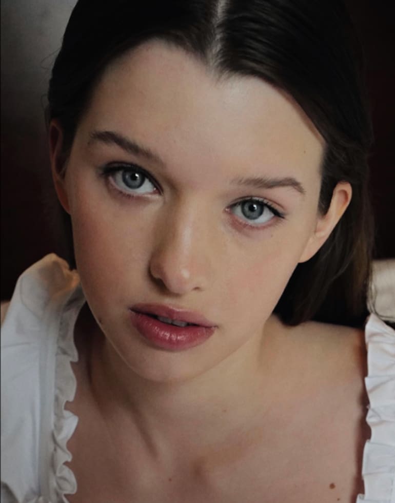 Ever Anderson es hija de Milla Jovovic y el director Paul W. S. Anderson, pero busca hacer su propio camino