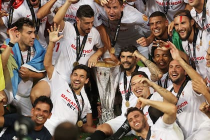 Éver Banega, en el centro del festejo de Sevilla, que volvió a ganar la Europa League