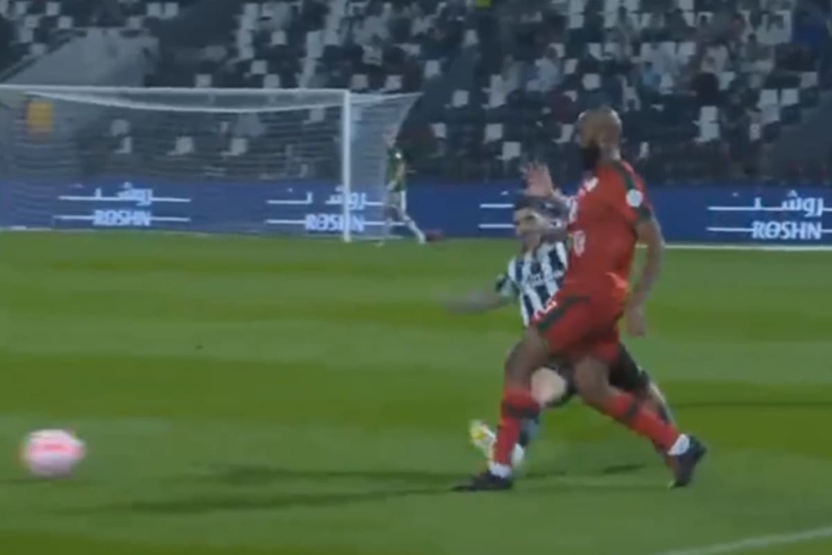 Ever Banega llegó tarde a la marca de Nasser Al Shamrani y fue expulsado en la Liga de Arabia Saudita.