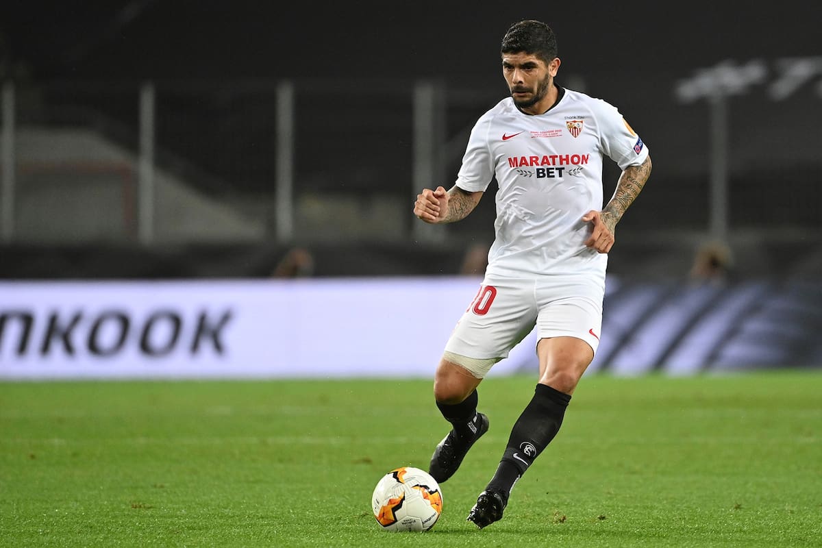 Éver Banega se despide de Sevilla con su tercer título de campeón de la Europa League.