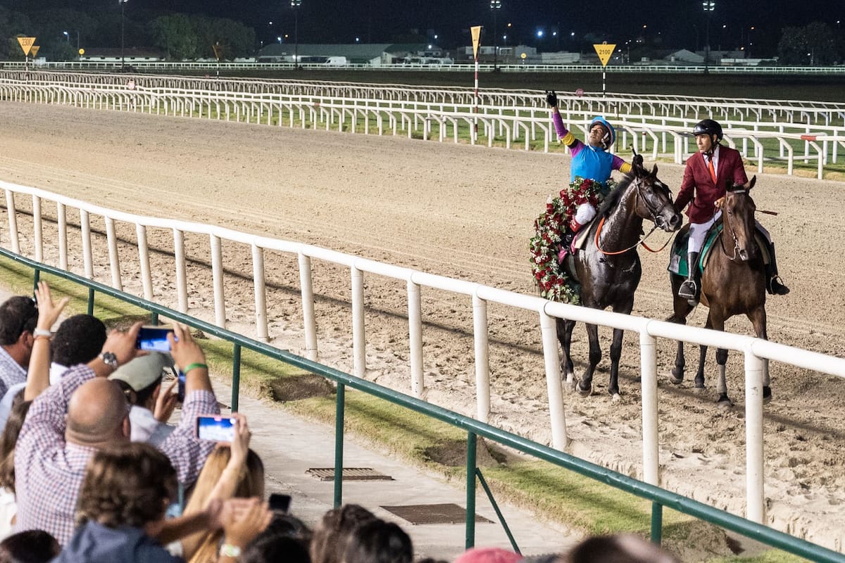 Ever Daddy, con William Pereyra, en la celebración posterior al triunfo en el Gran Premio José Pedro Ramírez (G1), en Maroñas.