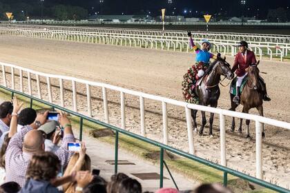 Ever Daddy, con William Pereyra, en la celebración posterior al triunfo en el Gran Premio José Pedro Ramírez (G1), en Maroñas.