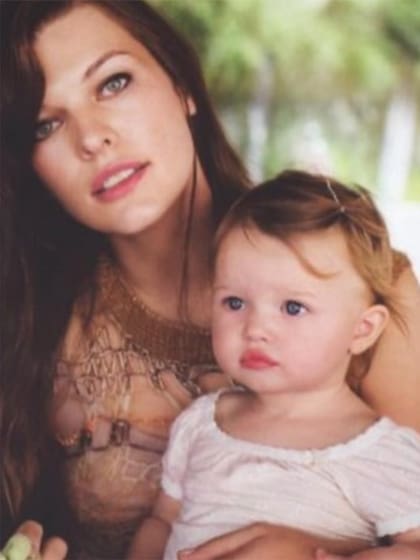 Ever junto a su madre, Milla Jovovich