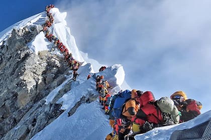 Los escaladores deberán subir previamente un pico de 6.500 metros, presentar un certificado de aptitud física y contratar un guía local
