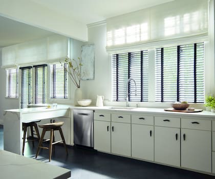 Everick Brown y Lisa Walker Brown instalaron persianas de madera en su cocina, detrás de cortinas romanas