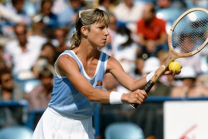Evert, al servicio, en un partido por el Abierto de los Estados Unidos 1982