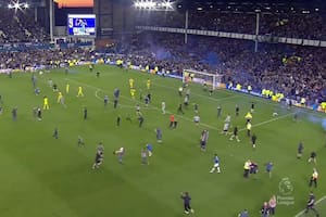 Everton Crystal Palace. Hinchas ingresan al campo de juego al final del partido