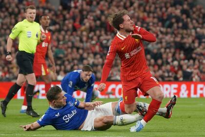 Everton denuncia que Tarkowski recibió amenazas tras falta contra Mac Allister de Liverpool