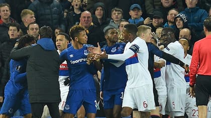 Everton, Lyon y un partido áspero