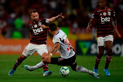 Everton Ribeiro intenta eludir a un jugador del Vasco da Gama en un empate vibrante