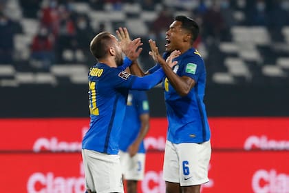 Everton Ribeiro (izquierda) festeja con Alex Sandro el gol que le marcó a Chile para vencer 1-0 en Santiago; Brasil sigue con puntaje ideal en las Eliminatorias
