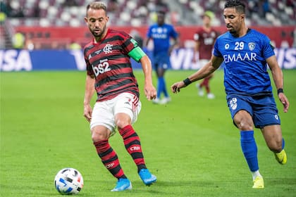 Everton Ribeiro lleva la pelota ante la marca de Salem Al-Dawsari, durante la semifinal del Mundial de Clubes entre Flamengo y Al Hilal
