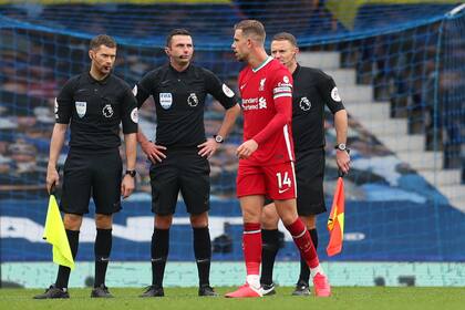 Everton v Liverpool - Goodison Park, Liverpool, Gran Bretaña - 17 de octubre de 2020 Jordan Henderson de Liverpool habla con el árbitro Michael Oliver y sus asistentes después del partido