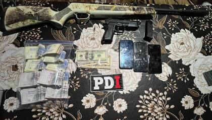 Evidencia secuestrada: armas y dinero hallados en el operativo