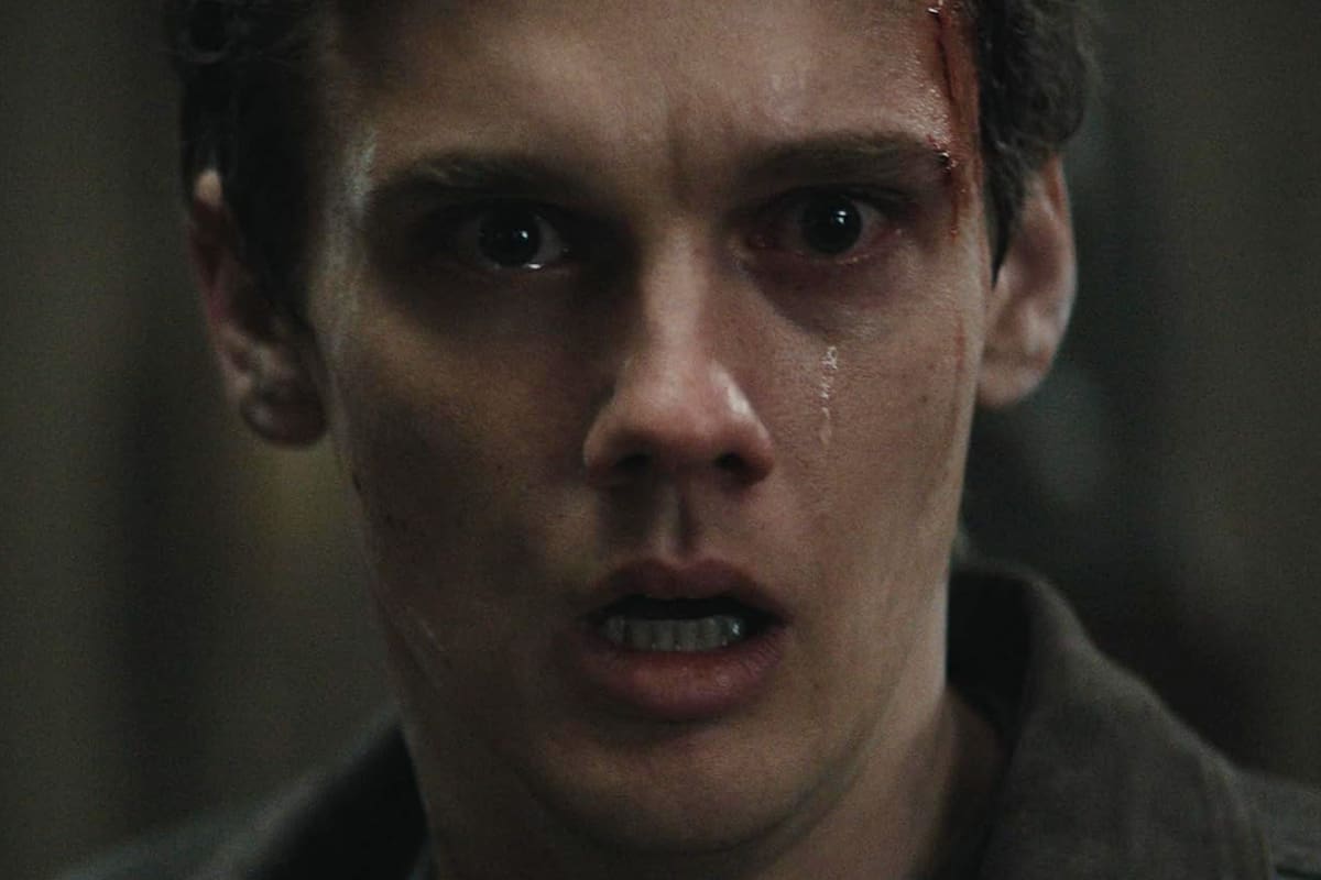 Evil Dead: en llamas es una apuesta a los excesos que hace retroceder varios casilleros a la saga