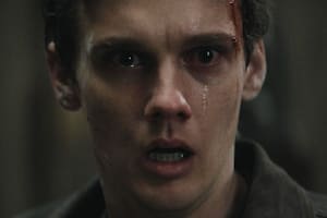 Evil Dead: en llamas es una apuesta a los excesos que hace retroceder varios casilleros