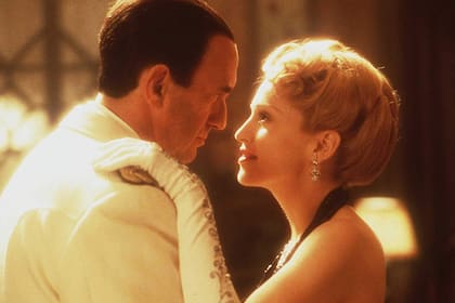 Escena de "Evita", de Alan Parker, con Jonathan Pryce como Perón y Madonna como Eva Duarte
