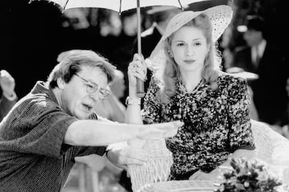 Parker le da indicaciones a Madonna, en el set de Evita
