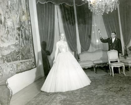 Evita posando en uno de los salones de la residencia.