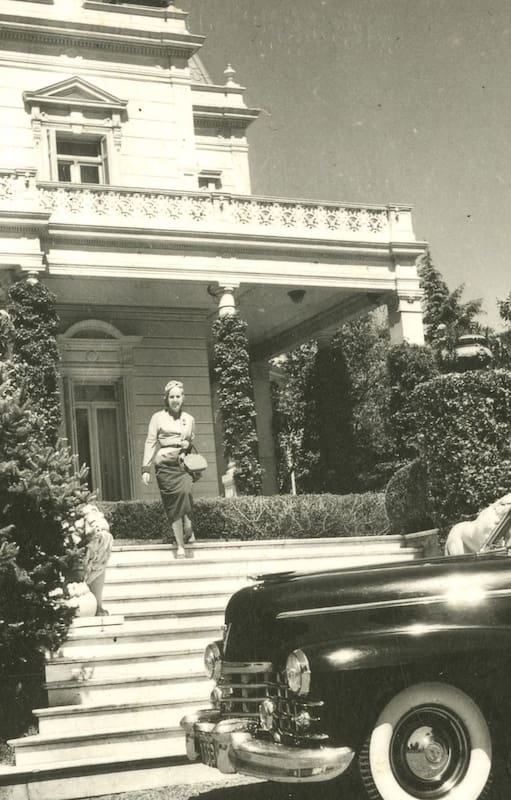 Evita saliendo de la quinta.